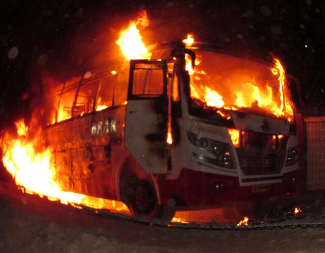 हैदराबाद जाने वाली बस में हादसे के बाद लगी आग