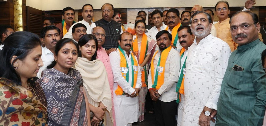 ناندیڑ کی سابق میئر اور نائب میئر بی جے پی میں شامل