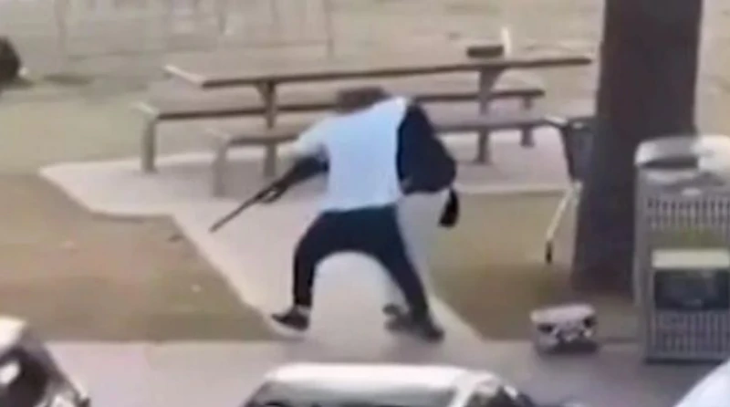 ہماری دعا ہے خدا اسے بچا لے‘: بونڈائی میں حملہ آور سے بندوق چھیننے والا پھل فروش احمد الاحمد جو ’قومی ہیرو‘ بن گیا