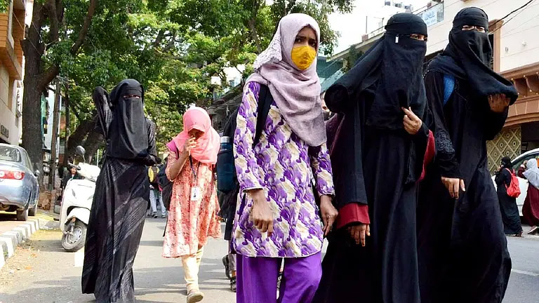 ممبئی ’وویک ودیالیہ‘ نامی جونیئر کالج نے برقع پر پابندی کا نوٹیفکیشن کیا جاری، طالبات کا مظاہرہ