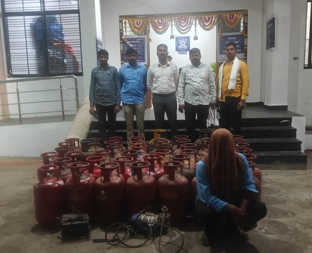 گھریلو گیس سلنڈروں سے آٹو میں غیر قانونی گیس بھرنے والا گرفتار، 1,48,700 روپے کا مال ضبط — مقامی کرائم برانچ ناندیڑ کی کارروائی