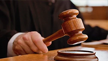 گجرات: 20 روپے کی رشوت کے معاملے میں 30 سال بعد بری ہونے والے کانسٹیبل کی اگلے ہی روز موت