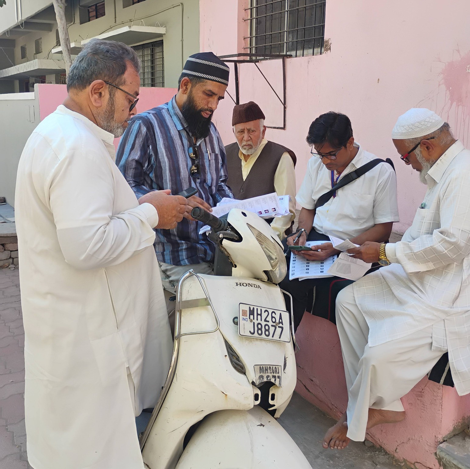 ناندیڑ:ووٹر لسٹ میں ناموں کی میپنگ کا کام جاری، 312 بی ایل او مقرراسکولوں کے کچھ ٹیچرس(بی ایل او) رجوع بہ کار نہیں ہورہے ہیں