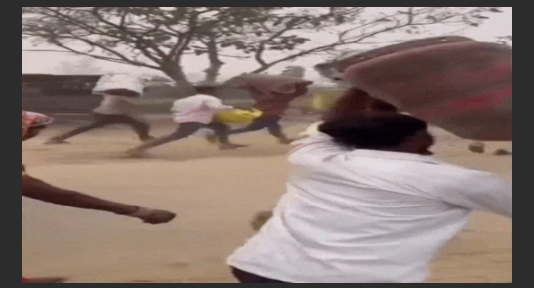 افواہوں کی آگ میں سلگتا گیس کا بحران، اتر پردیش کے بستی ضلع میں سلنڈر لینے کے لیے لوگوں کی دوڑ — ویڈیو وائرل