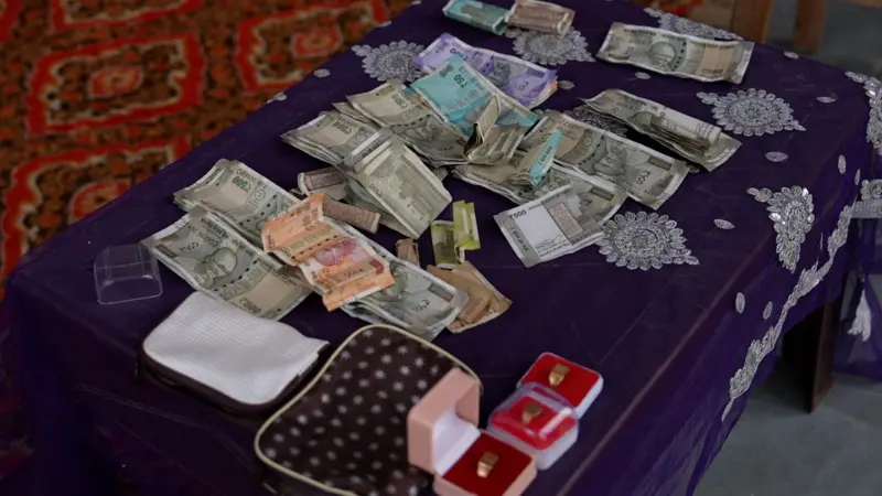 ’شوہر کی آخری نشانی دو کنگن رہبر اعلی کی یاد میں دے دیے‘: کشمیر میں ایران کے لیے عطیات کی ’ریکارڈ توڑ‘ مہم