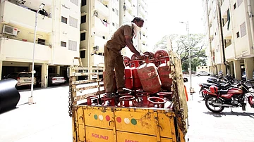 ایل پی جی سلنڈر بکنگ کے اصول میں تبدیلی، اب 25 دن سے پہلے نہیں ملے گی دوسری ریفل، ایران-امریکہ جنگ کا اثر!