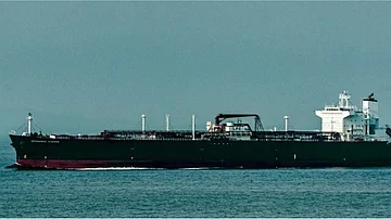 آبنائے ہرمز کے راستے ہندوستان پہنچا ’ نندا دیوی‘، بحری جہاز پر لدا ہے 46 ہزار ٹن ایل پی جی