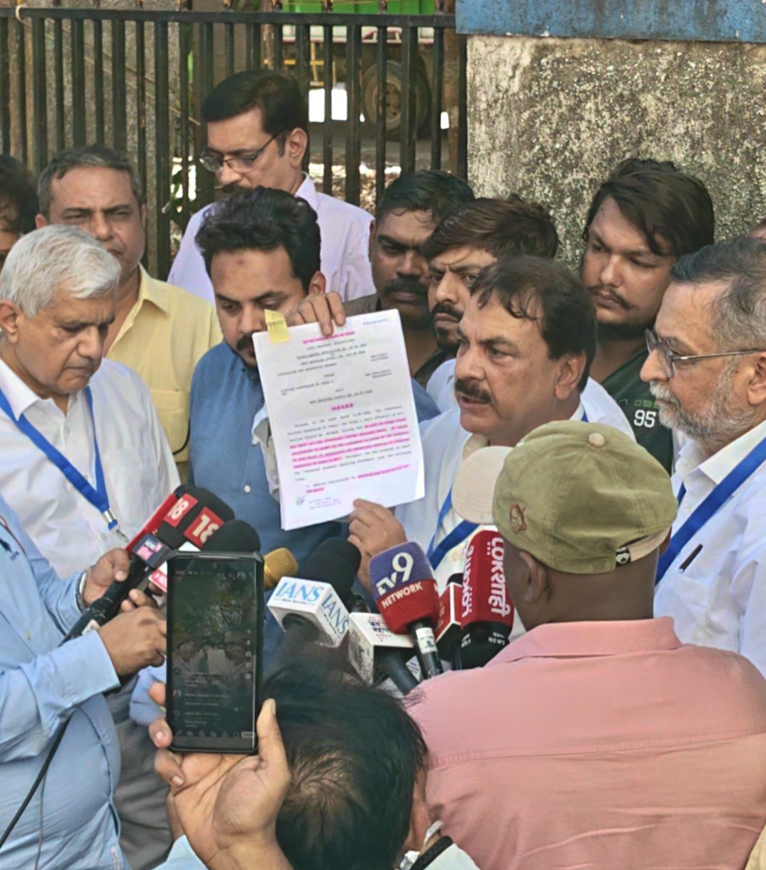 ای وی ایم کی جانچ میں الیکشن کمیشن کی ٹال مٹول، سپریم کورٹ جان ے کا انتباہ