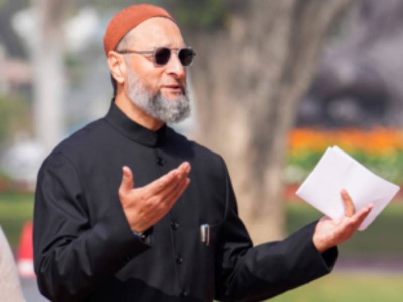 حج 2026: ’یہ استحصال ہے، حکومت سرکلر واپس لے‘، عازمین حج سے 10 ہزار روپے اضافی کرایہ لیے جانے پر اویسی کا ردعمل