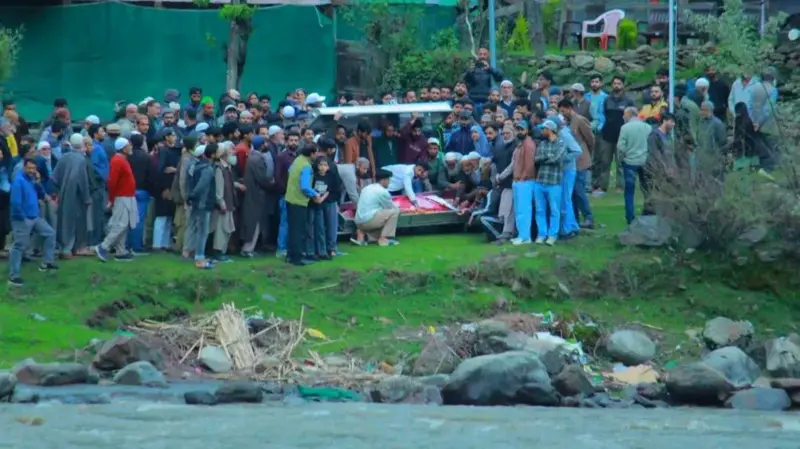 کشمیر میں سرحد پار سے بھائی کا آخری دیدار: ’صرف چند میٹر کا فاصلہ ہے مگر دریا کی لہروں نے ہمیں ملنے نہ دیا