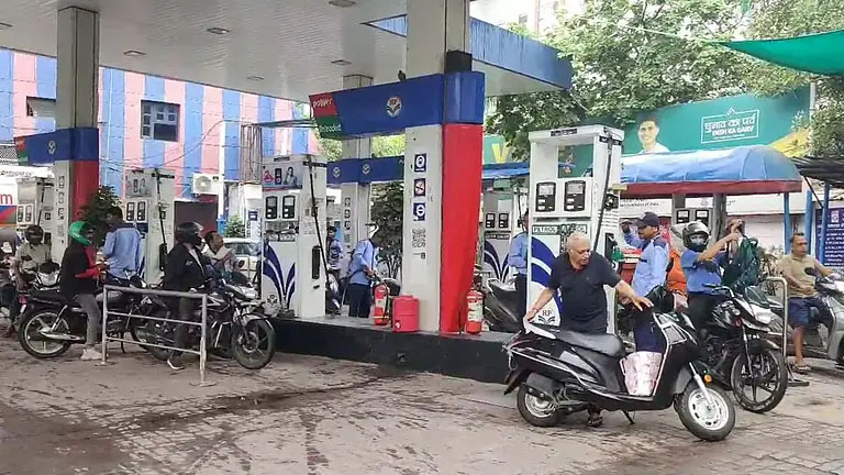 پٹرول کی جگہ گاڑیوں میں بھر دیا پانی، گریٹر نوئیڈا کے پمپ پر ناراض صارفین نے جم کر کیا ہنگامہ، مانگ رہے معاوضہ