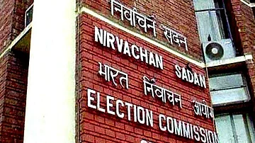 ای وی ایم کے بٹن پر سیاہی، گوند یا عطر لگانا ہوگا جرم، پریزائڈنگ افسران کو الیکشن کمیشن کی سخت ہدایات جاری