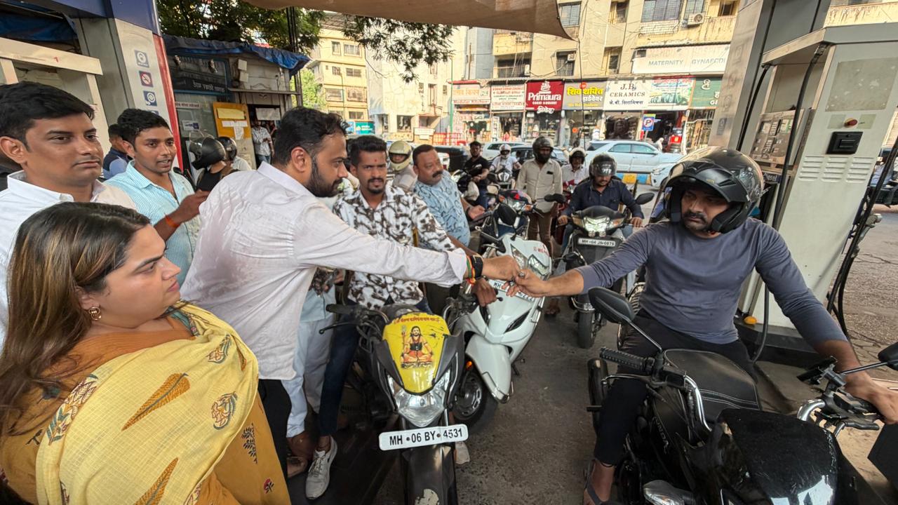 پیٹرول و ڈیزل کی مہنگائی کے خلاف یوتھ کانگریس کا انوکھا احتجا ج پیٹرول پمپوں پر میلوڈی چاکلیٹس تقسیم، حکومت کی اقتصادی پالیسیوں پر شدید تنقید