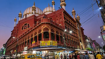 کولکاتا: نمازِ جمعہ کے دوران 2 گروپ میں تصادم، راجہ بازار علاقہ پولیس چھاؤنی میں تبدیل