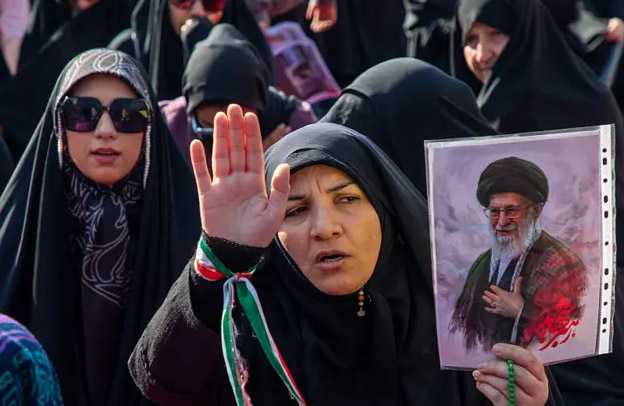 آیت اللہ خامنہ ای کی نمازِ جنازہ اور تدفین 10 محرم کے بعد کی جائے گی: ایرانی حکام