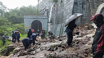 سکم ٹنل حادثہ: مرنے والوں کی تعداد 22 تک پہنچ گئی، ملبے میں پھنسے دیگر ملازمین کی تلاش جاری