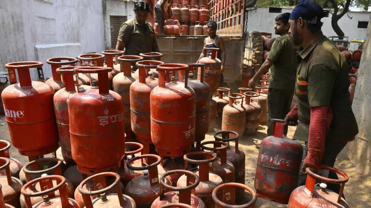 ایل پی جی سلنڈر 200 روپے سستا، کہاں اور کیسے مل رہا ہے؟ جانئے مکمل تفصیل