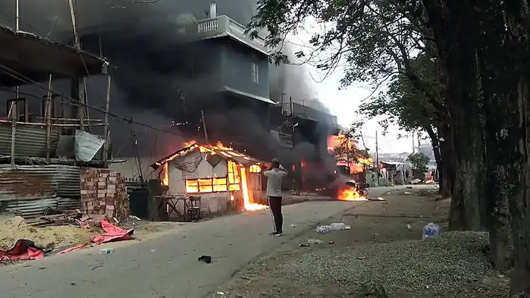 منی پور م میں پھر تشدد بھڑکا، دو خواتین کو گولی مار کر قتل؛ کئی فارم ہاؤسز نذرِ آتش