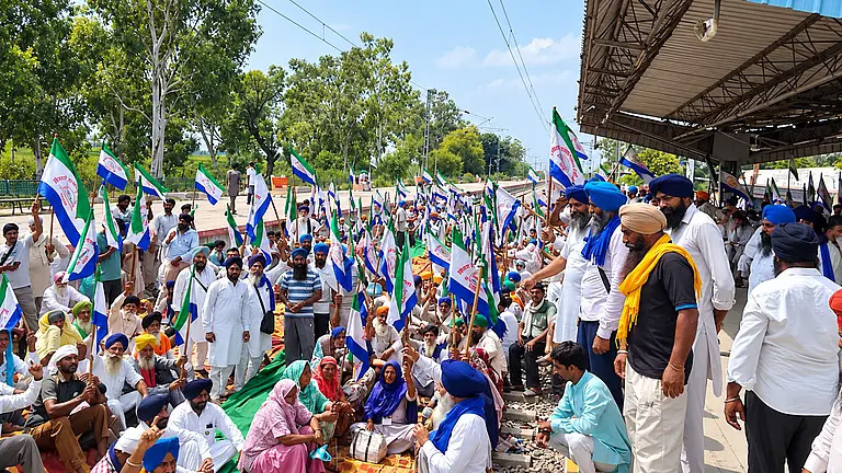 پنجاب میں کسانوں کا ریل روکو احتجاج، چار مقامات پر پٹریوں پر دھرنا، قرض معافی اور ایم ایس پی کا مطالبہ