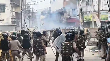 مدھیہ پردیش: اجین شاہی مسجد پر بلڈوزر کارروائی سے قبل ہنگامہ، پتھر بازی کے جواب میں پولیس نے داغے آنسو گیس کے گولے