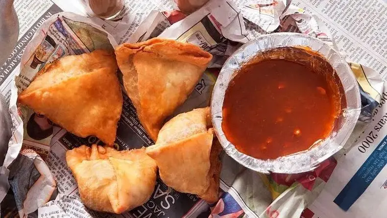اخبار میں لپٹی کھانے کی اشیا ہماری صحت کے لیے کتنی خطرناک ہو سکتی ہیں؟