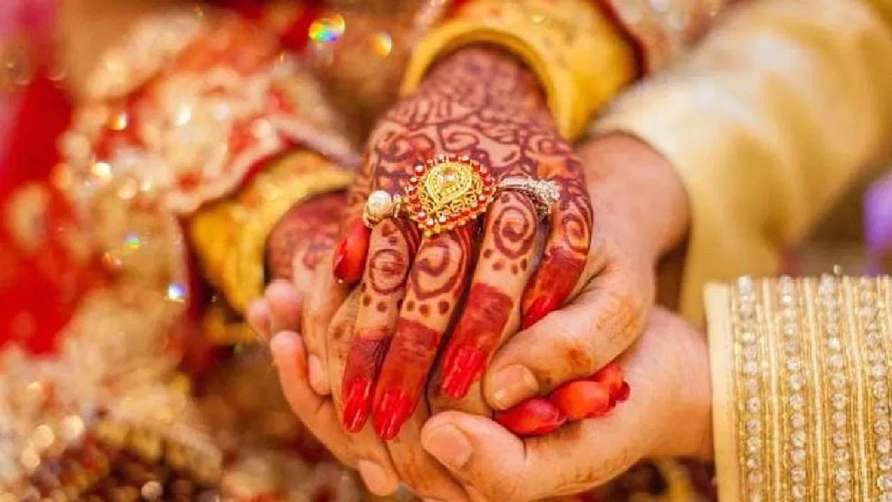 غریب خاندانوں کے لیے بڑی اسکیم، خواتین کو 8 گرام سونے کا سکہ اور ریشمی ساڑی ملے گی
